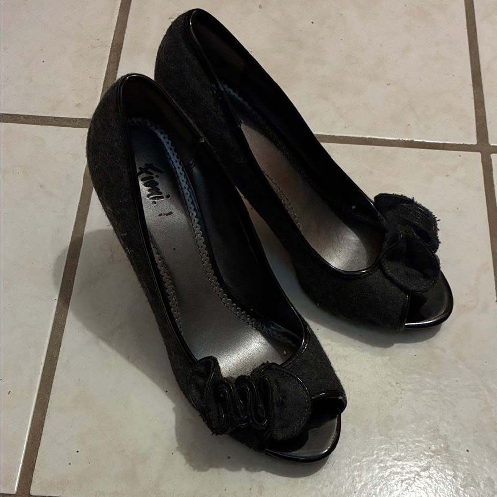 FIONI Charcoal Gray Peep Toe Heels with Bow